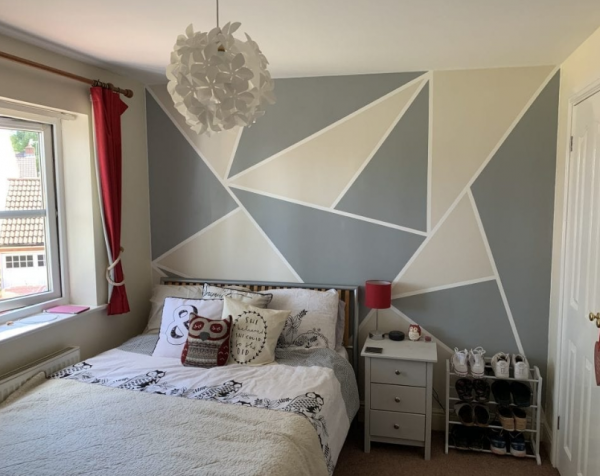 Kamar tidur dengan dinding berpola geometris